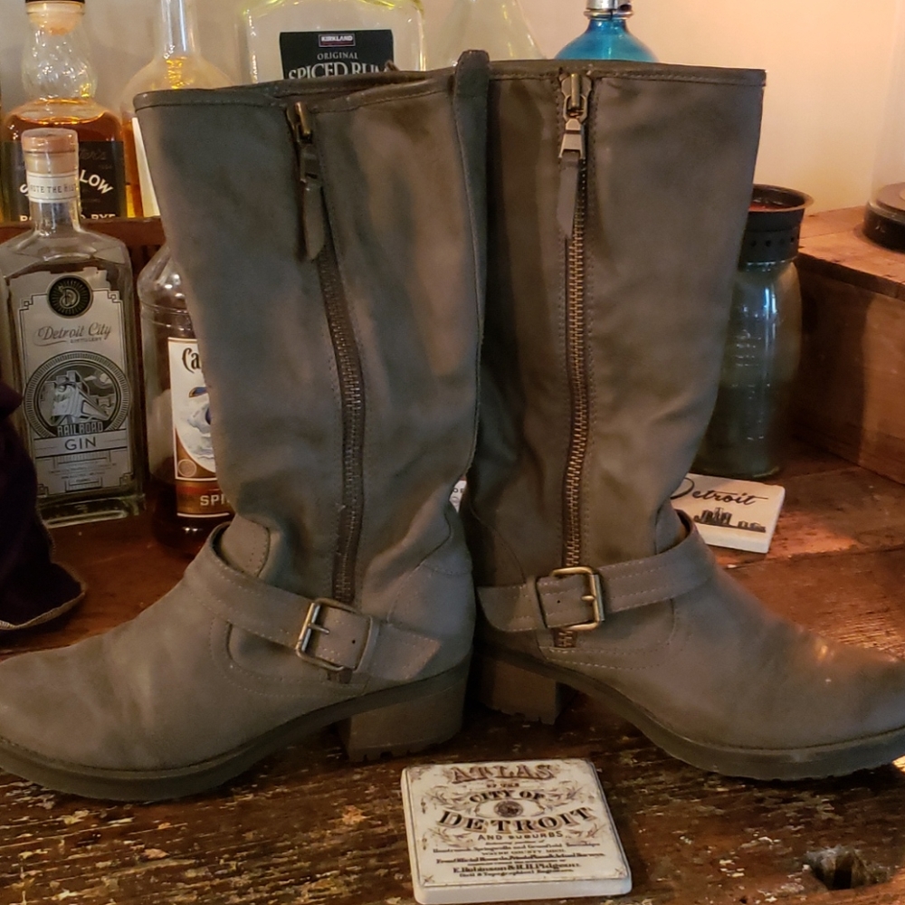 Size 8 gray boots